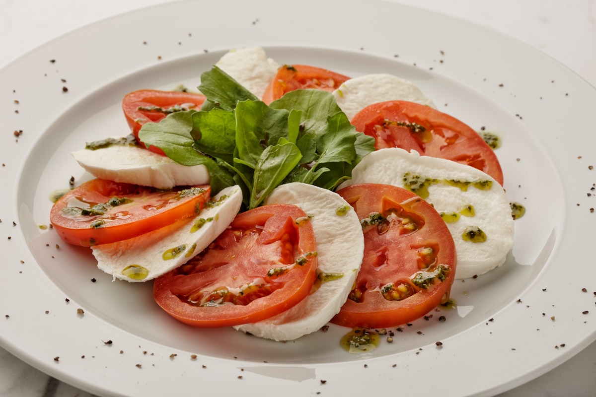 Petit-déjeuner nutritif avec oeufs et légumes