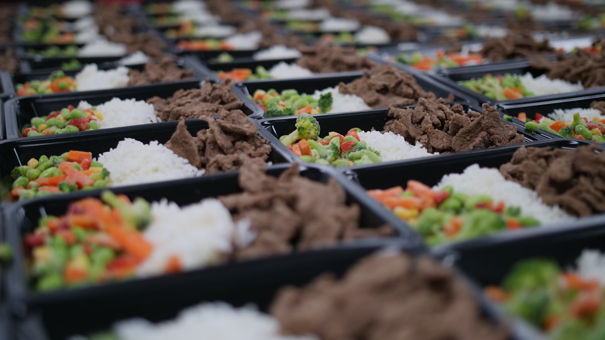 Équipe éditoriale travaillant sur les articles de nutrition et bien-être